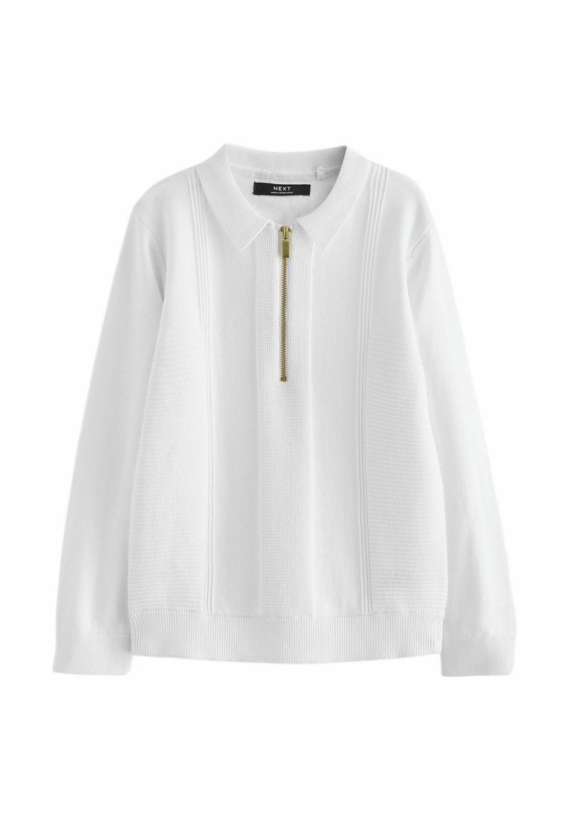 Pullover bianco con colletto e zip a metà, caratterizzato da una texture a coste e dettagli a pannello verticale. Chiusura a zip in tonalità oro.