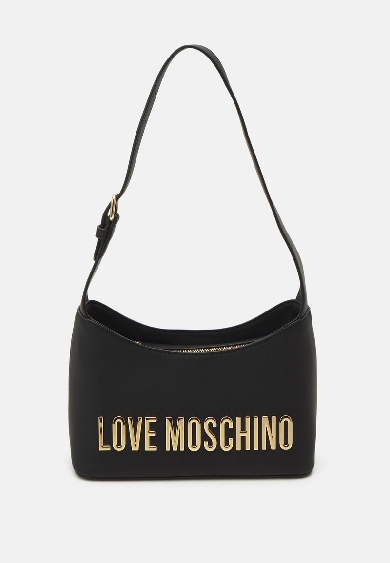 Bolso de mano de piel sintética negra con un diseño curvado, logo dorado "LOVE MOSCHINO" en la parte frontal y cierre superior con cremallera. Incluye una correa ajustable.