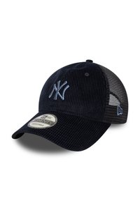 Tengerészkék kordbársony baseballsapka hálós háttal, kiemelt világoskék hímzett logóval és állítható pánttal.