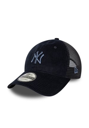 Mørkeblå corduroy baseball cap med mesh bak, med et hevet lyst blått brodert logo og justerbar reim.