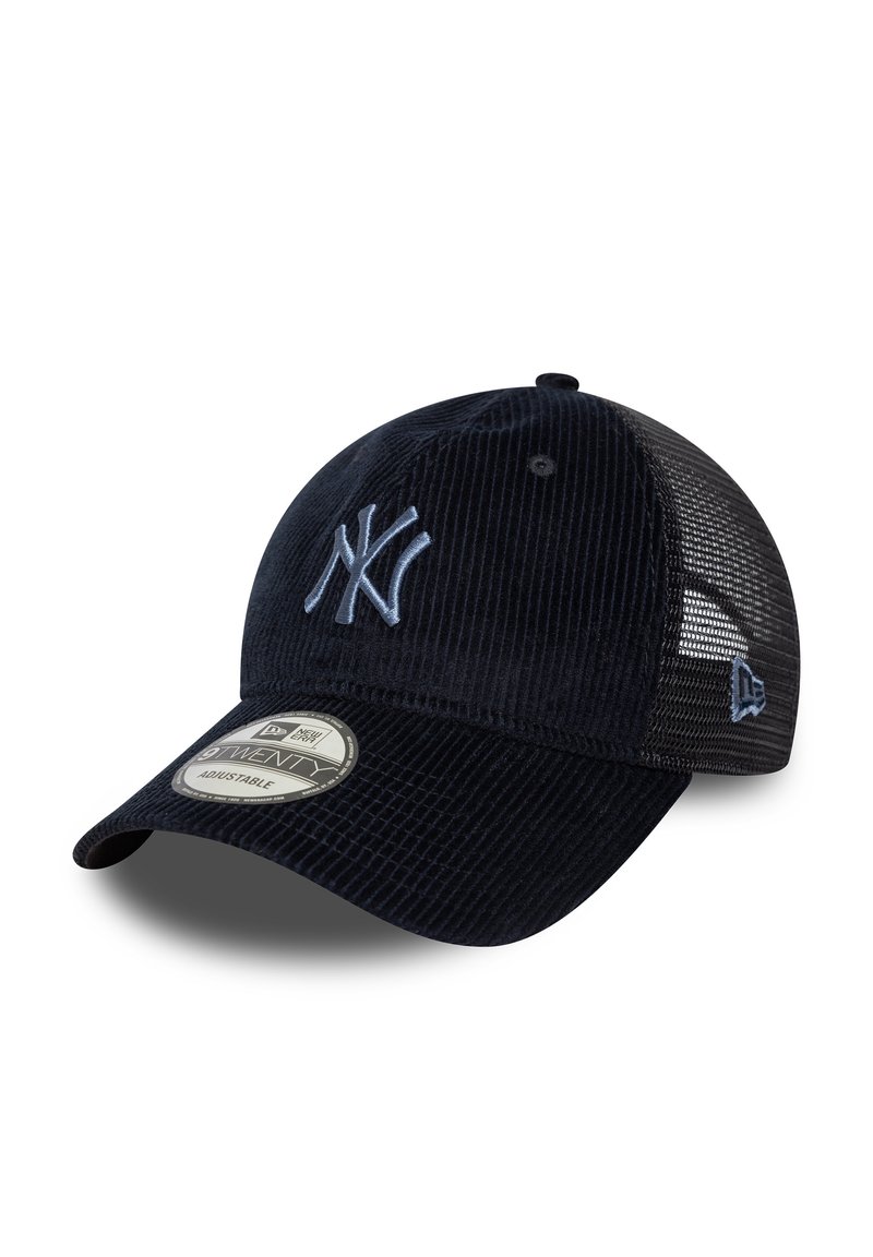 Tengerészkék kordbársony baseballsapka hálós háttal, kiemelt világoskék hímzett logóval és állítható pánttal.