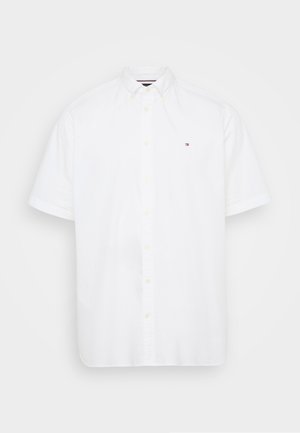 Camisa de botones blanca de manga corta hecha de algodón. Presenta un cuello clásico, placket frontal con botones y un pequeño logo en el pecho.