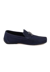 Navy-suede Mokassins mit runder Zehenform, dekorativer Schnallenakzent, kontrastierenden Nähten und Gummisohle für guten Halt.