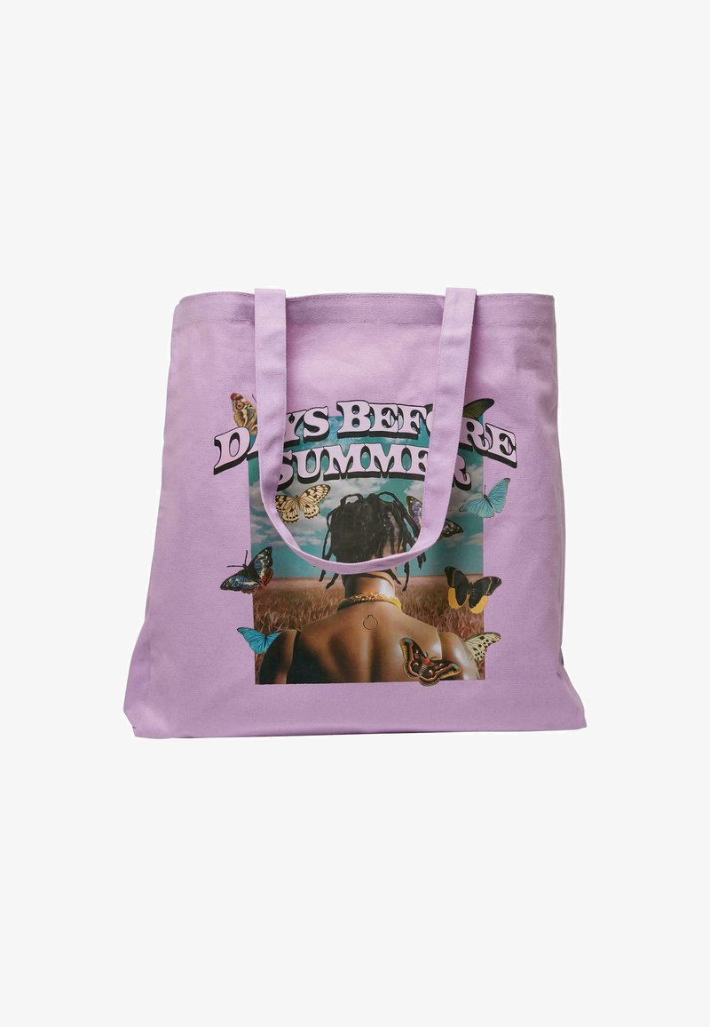 Borsa tote in tela viola con una grafica stampata raffigurante farfalle e il dorso di una persona, con la scritta "Giorni Prima dell'Estate."