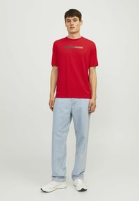 Jack & Jones JJECORP LOGO TEE PLAY O NECK - Apdrukāts T-krekls - true red