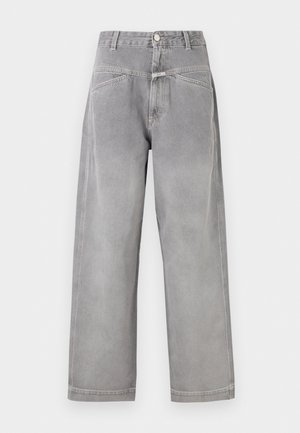 Jean denim gris à jambe large et taille haute avec poches avant, passants pour ceinture, fermeture à bouton et détails de couture visibles.