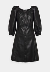 Robe noire en simili cuir avec manches trois-quarts bouffantes, encolure ronde froncée et fermeture à boutons-pression à l'avant.