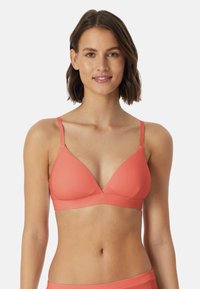 Bralette a costine corallo con spalline regolabili e design a coppa triangolare. Texture morbida e fascia larga offrono comfort e supporto.