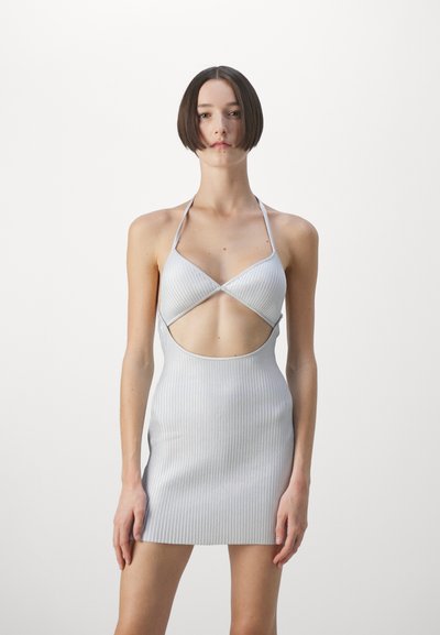 Abito mini a coste di colore grigio chiaro con collo all'americana e dettagli con tagli, caratterizzato da un design aderente e uno stile minimalista.