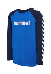 Langärmliges blaues und marinefarbenes Hemd mit "hummel"-Logo auf der Brust und weißem Chevron-Muster entlang der Ärmel.