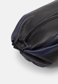 Marimekko KARLA SHOULDER BAG - Torba preko tijela - dark navy/black