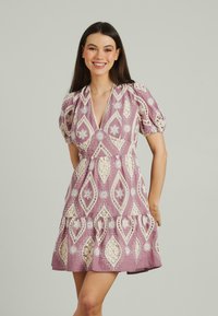 Abito a maniche corte, con scollatura a V in mauve con motivi floreali e a diamante. Presenta dettagli in pizzo bianco intricati e un orlo ampio.