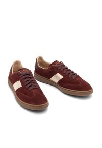 Bordoo nubukist sneakers, mille ringikujulise ninaga ja pruunide kummitaldadega. Omab beeži nahkstriipi, beeži sisepinda ning tumepruune aktsente.
