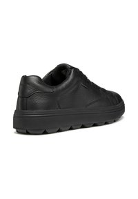 Sneaker nera in pelle con finitura texturizzata, punta arrotondata e suola spessa e imbottita con battistrada modellato per una migliore aderenza.