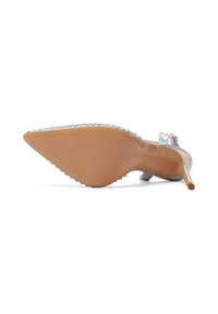 Decollete con tacco a stiletto trasparente e parte superiore iridescente, con punta affusolata e tacco sottile, e una suola beige testurizzata con scanalature.