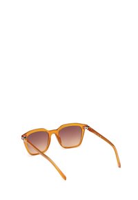 Gafas de sol de plástico naranja con montura cuadrada, lentes marrones con degradado y una ligera textura en las patillas con acentos metálicos.