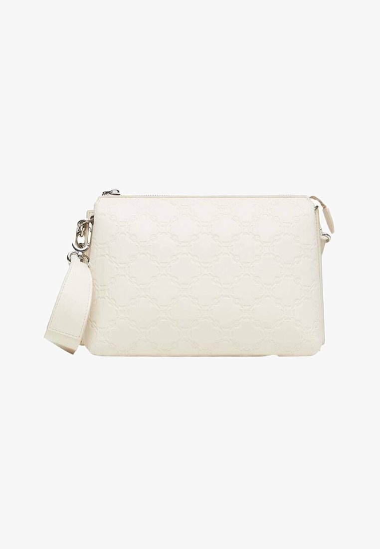 Pochette en cuir crème avec motif géométrique embossé, fermeture éclair argentée et bracelet détachable avec fermoir métallique.