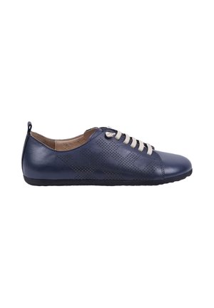 Granatowy, skórzany casualowy sneaker z białymi sznurowadłami, perforowanym wzorem po bokach i czarną, niskoprofilową podeszwą, widziany z boku.