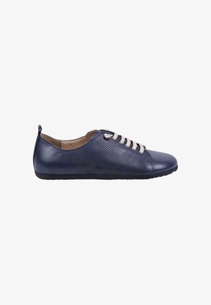 Marineblaue Leder-Casual-Sneaker mit weißen Schnürsenkeln, perforiertem Seitenmuster und flacher schwarzer Sohle, von der Seite betrachtet.