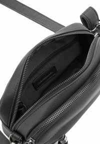 Borsa a tracolla in pelle nera con scomparto principale con zip. L'interno presenta una fodera elegante e una piccola tasca con zip.