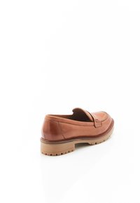 Tan leren instapper met een ronde neus en moccasinstiksel. Lichtgekleurde rubberen zool met profielgroeven. Instapontwerp zonder veters.