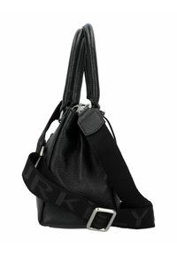 Borsa a tracolla in pelle nera con finitura testurizzata, due manici e una tracolla removibile con logo. Sono visibili accessori in metallo e chiusura con zip.