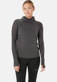 T-shirt de sport à manches longues gris avec un col en drapé, présentant un design ajusté et des ouvertures pour les pouces, fabriqué en tissu texturé et respirant.