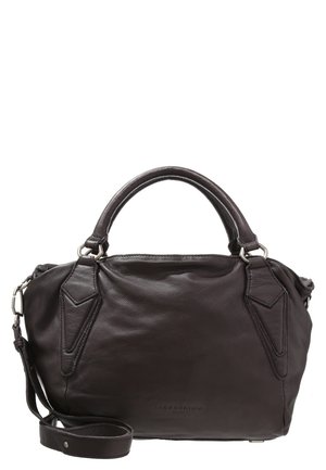 Sac en cuir noir avec deux poignées supérieures et une bandoulière amovible. Présente des accents angulaires et une finition texturée.