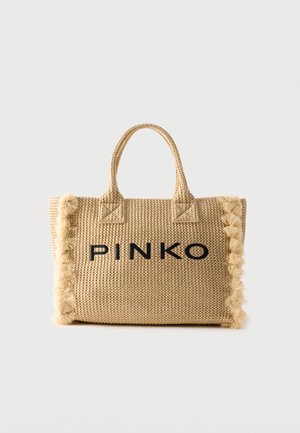 Beige gewebte Tote-Tasche mit kurzen Griffen, fransigen vertikalen Kanten und „PINKO“ in fetten schwarzen Buchstaben auf der Vorderseite.