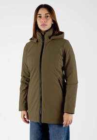Giacca impermeabile verde oliva con colletto alto e cappuccio, dotata di zip frontale e tasche laterali. Texture liscia e design aderente.