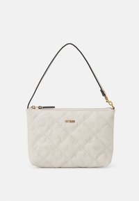 Biała pikowana torebka wykonana z teksturowanego materiału, z złotym logo, zamkiem błyskawicznym i pojedynczym czarnym paskiem na ramię.