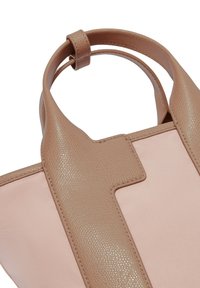 Taupe leren handtas met textuuraccenten, voorzien van een roze stoffen paneel en dubbele hengsels. Gestructureerd rechthoekig ontwerp met stikdetails.