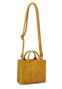 Gelbe Wildleder-Handtasche mit einem strukturierten Design. Verfügt über obere Tragegriffe und einen abnehmbaren Schultergurt. Texturierte Oberfläche mit vertikalen Nähten.