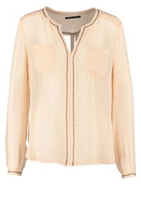 Blouse pêche clair à manches longues avec deux poches poitrine, surpiqûres noires décoratives le long de l'encolure, à l'avant et aux poignets, et un col rond avec une fente à l'avant.