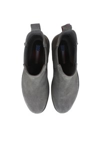 Botines de ante gris con textura suave, puntera redonda, paneles laterales elásticos y tirador en el talón para facilitar su uso.