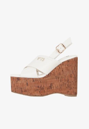Sandalo con zeppa in pelle bianca con platform in sughero, cinturini incrociati, fibbia dorata e logo "v73" sul cinturino superiore.