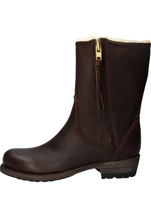 Bottine en cuir marron avec zip sur le côté, col en fourrure, bout arrondi et finition texturée. Semelle solide avec motifs et talon empilé.
