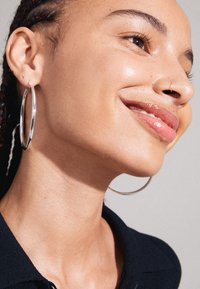 Pilgrim PRIYA LARGE HOOP EARRINGS - Náušnice - silver-coloured