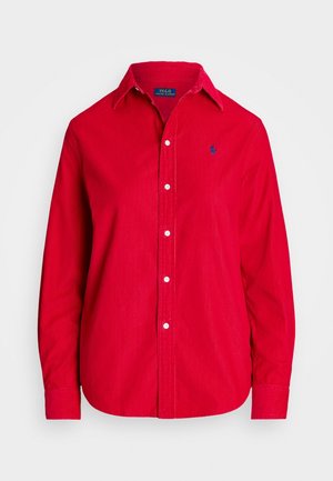 Červená košile s dlouhým rukávem na knoflíky s límcem a malým vyšívaným logem na levé hrudi od Polo Ralph Lauren.
