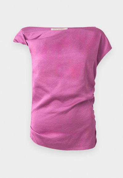 Top ajusté, décolleté décalé en tissu léger rose pâle avec une texture lisse. Présente un léger fronce sur un côté et un ourlet courbé.