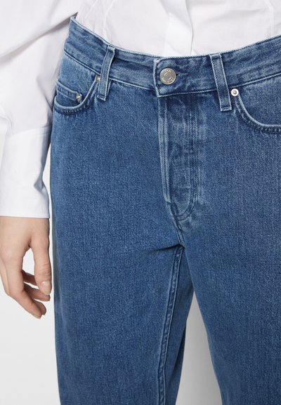 Won Hundred BAGGY - Calças de ganga de corte relaxado - medium scrape blue