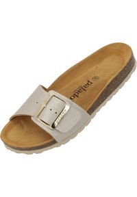 Zilveren glitterslippers met een brede strap en metalen gesp. Foam voetbed en textuur, contrasterende rubberen zool voor comfort.