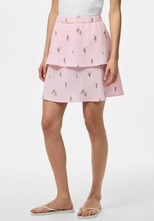 Roze gelaagde rok met een gestructureerd oppervlak, met bloemenborduursels in geel en paars. Elastsich tailleband voor comfort.