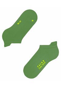 Zielone skarpetki za kostkę wykonane z fakturowanego materiału, z żółtym napisem "FALKE COOL KICK" oraz wyraźnym oznaczeniem lewej (L) i prawej (R) skarpetki.