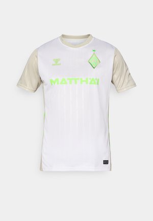 Witte en beige korte mouwen tricot met verticale strepen, groene logo-accenten, en de tekst "MATTHÄI" in vet groen. Lichtgewicht stof.