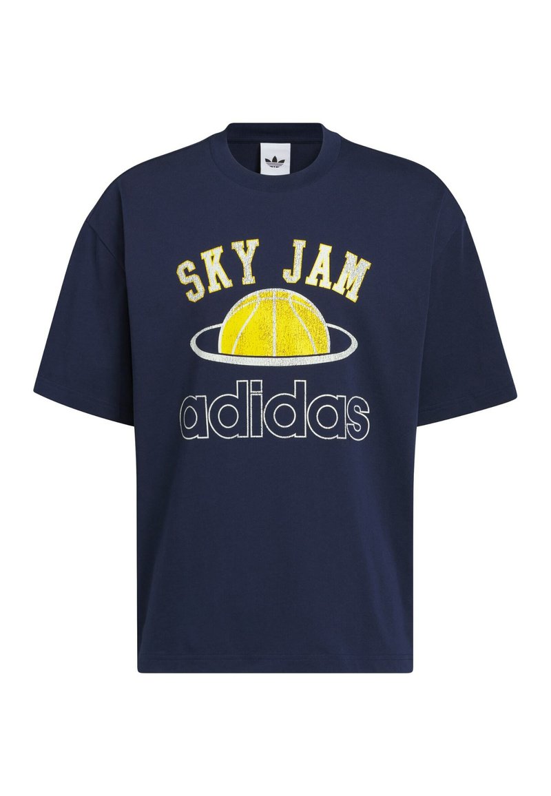 T-shirt Adidas bleu marine avec le texte « SKY JAM », un ballon de basket jaune avec un anneau blanc, et le logo Adidas sous le graphique.