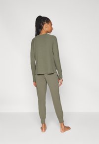 Athleta SALUTATION JOGGER - Pantaloni sportivi - jungle green