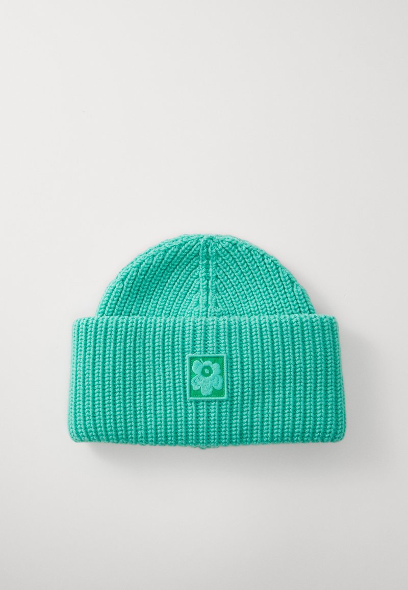 Berretto lavorato a maglia verde menta con risvolto, caratterizzato da una toppa quadrata con un design floreale. Materiale a coste con una texture interessante.