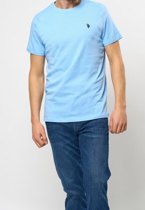 Lichtblauw katoenen T-shirt met korte mouwen en een ronde hals, met een klein donkerblauw geborduurd logo op de borst.