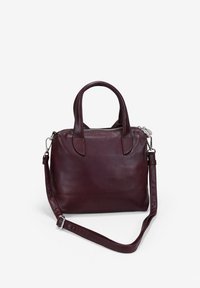 Bolso de mano de cuero marrón oscuro con asas cortas y correa larga para el hombro desmontable, cerrado con una cremallera superior.